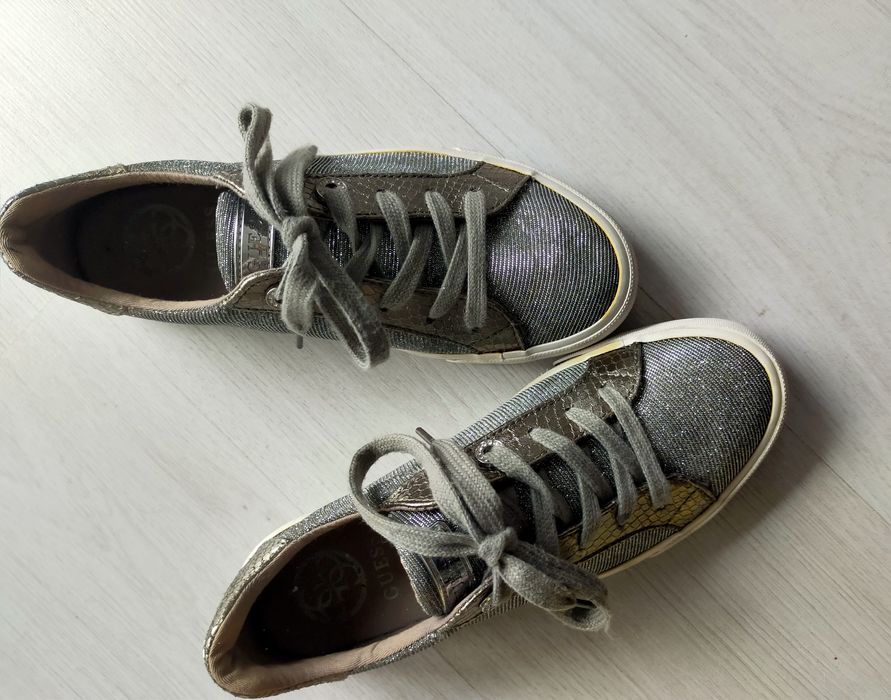 Оригинални сребристи платненки на Guess.Р-р 39, Носени без  забележки.