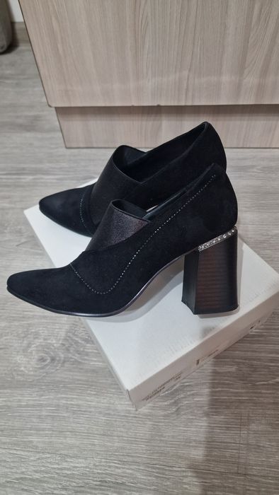 Продам туфли со стразами