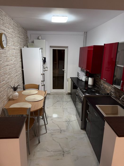 Închiriez apartament 3 camere cu extindere