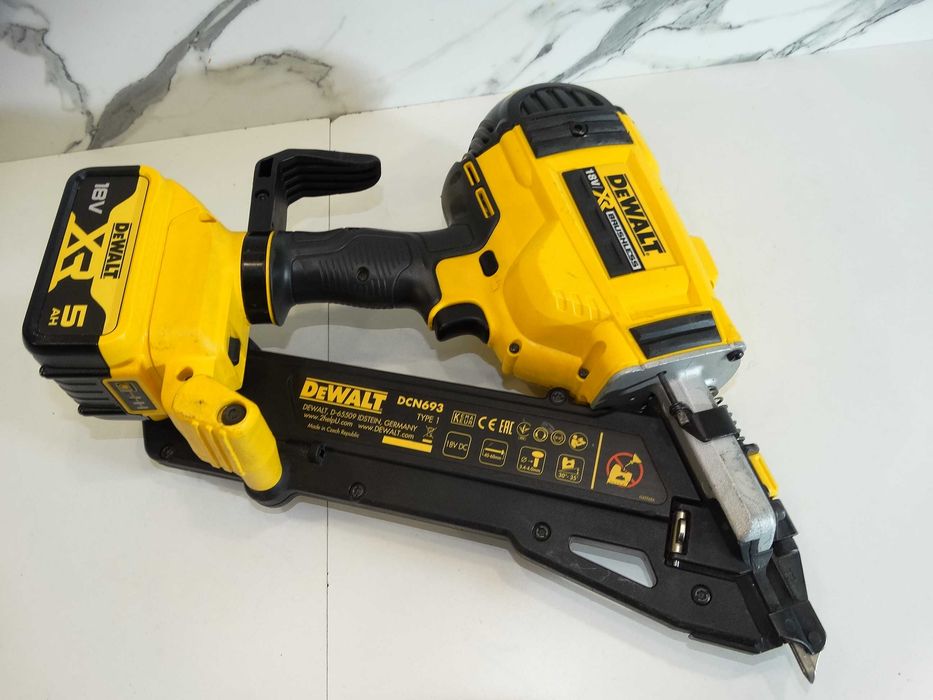 Dewalt DCN 693 - Такер за гвоздеи 40 - 60 мм