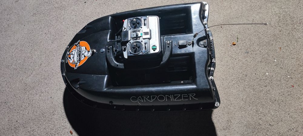 Лодка за захранка Carponizer