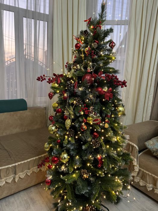 Пролам елку с игрушками .