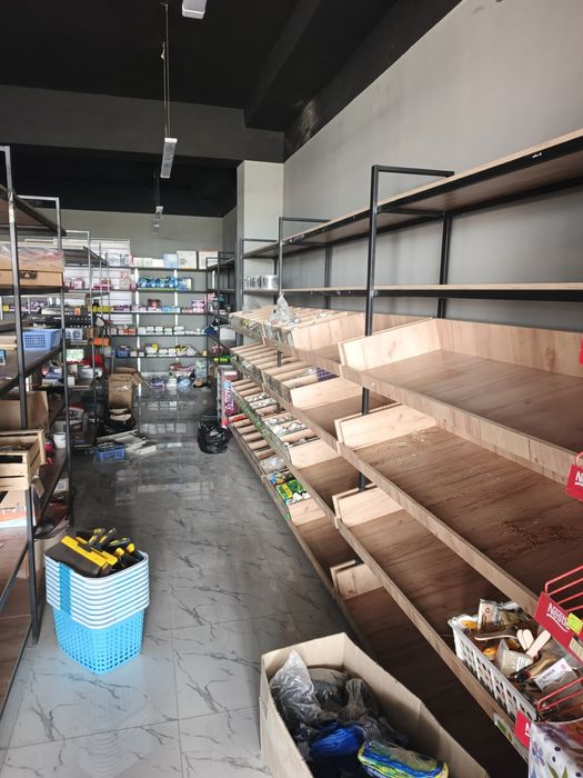 Курилиш моллари доконидаги мебеллар сотилади