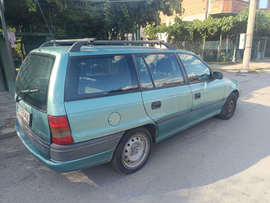 Продавам Opel Astra F Caravan (комби), 1997 г., двигател 1.4 бензин с газова уредба.