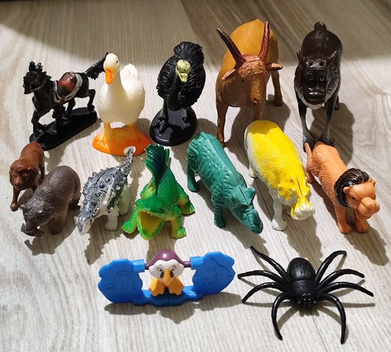 Vând jucarii animalute,pasari,omuleti,motociclete,elicoptere,etc.