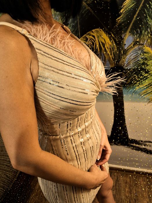 Елегантна рокля цвят екрю с пайети и пера