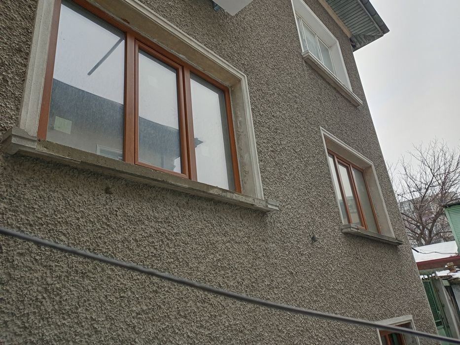 Продавам етаж от къща до басейна с гараж  136000 €.