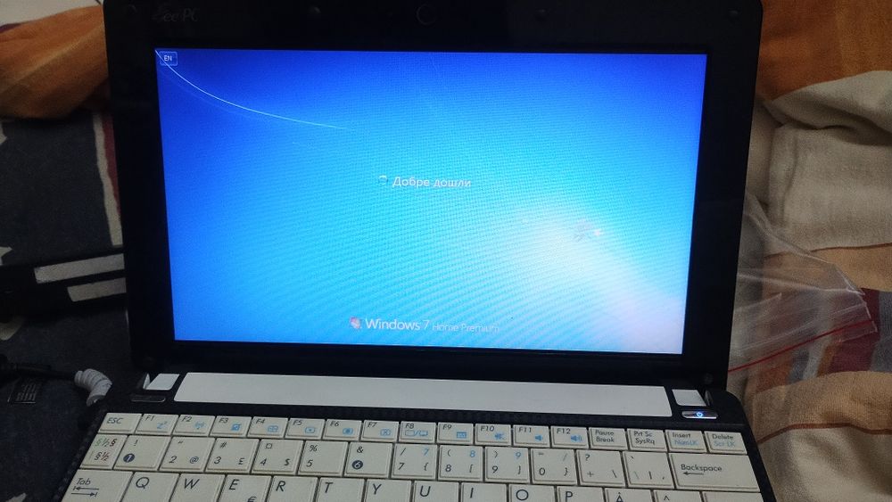 Малък лаптоп"АСУС" в отлично състояние,с вградена камера.