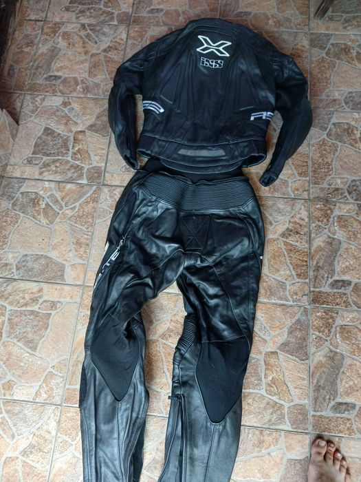 Costum moto din piele.