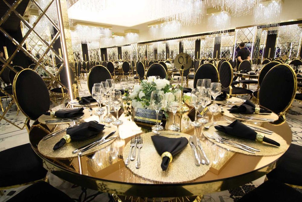 Mese de lux salon evenimente masă aurie cu blat oglindă EXQUISITE