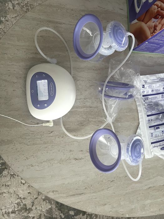 Cadou Bebeluș nou cu masa și accesorii + Carte noua interactivă cu sunete la Pompa de san dubla electrica 2 in 1 Lansinoh