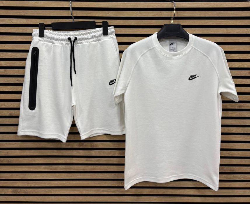 Compleu Nike | TRAPstar produs nou OFERTA