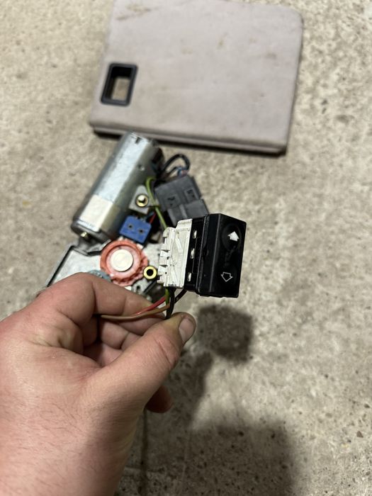 Моторчик с кнопкой на электро люк BMW e36