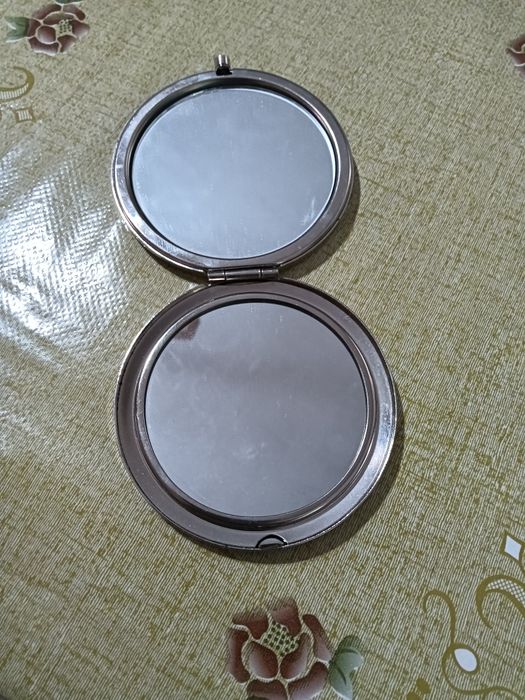 Продается пудреница СССР,с 2я зеркальцами,1500т