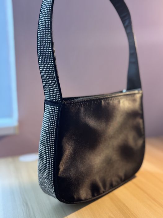 Черна чанта с камъни
