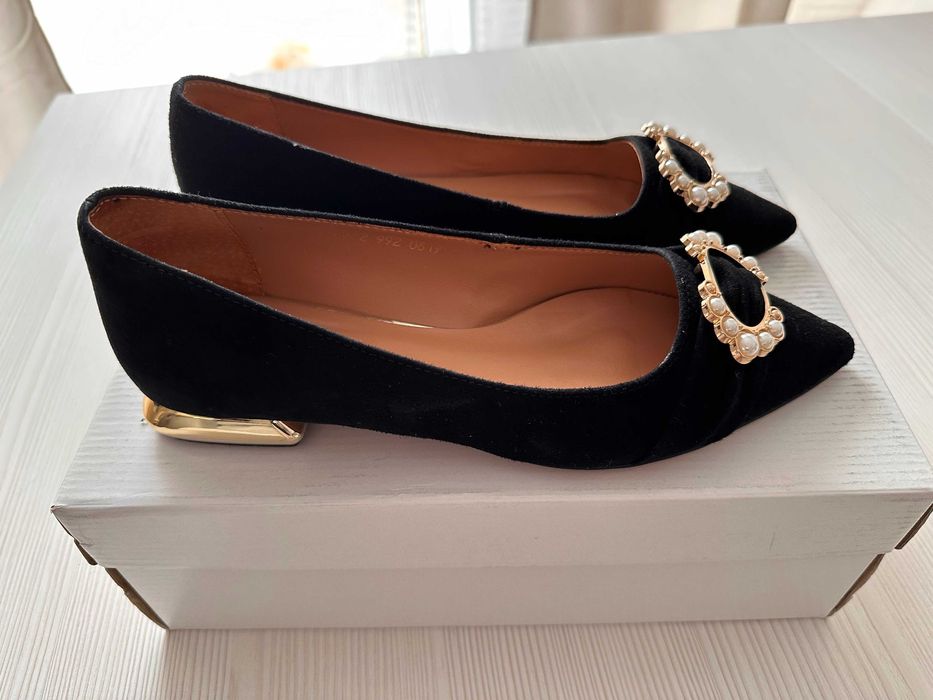 Pantofi cu toc mic si accesoriu cu perle