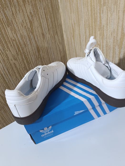 Женские кроссовки