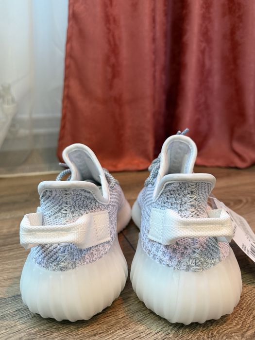 Yeezy 350 noi cu etichete