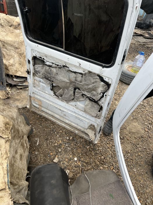 задняя дверь или дверь багажника автомобиля Damas.