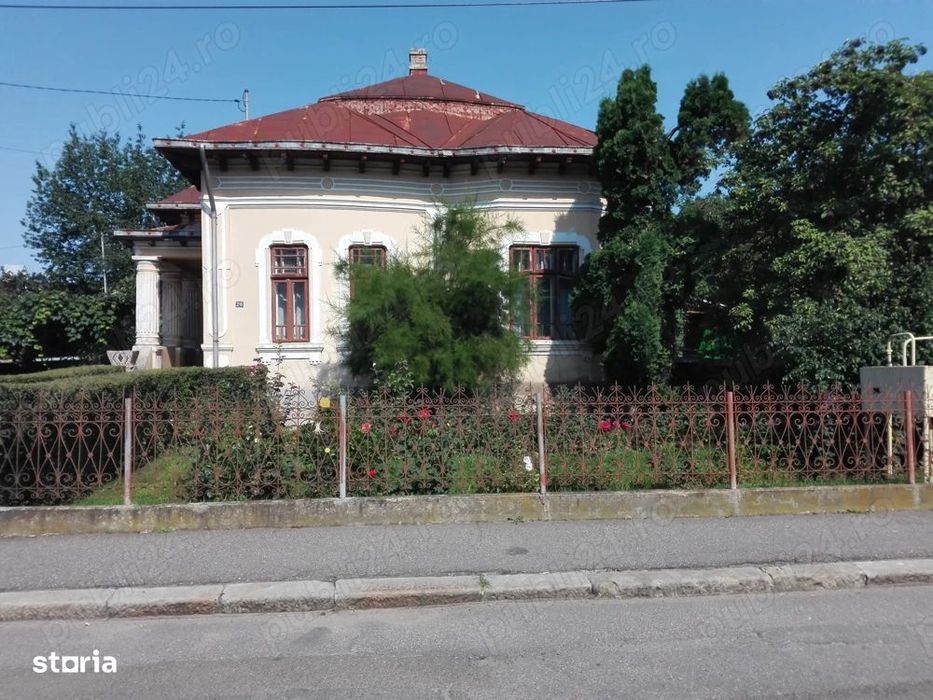 Vand casa in zona centrala  Falticeni