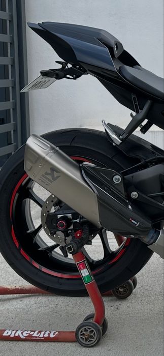 Toba akrapovic yamaha r1
