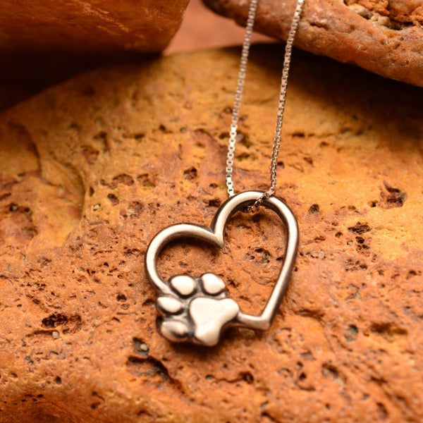 Сребърен медальон 925 Сърце и лапичка – символ на обичта към животните