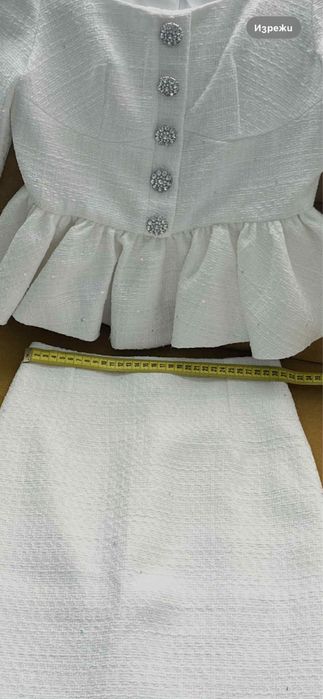 Красив бял костюм от букле