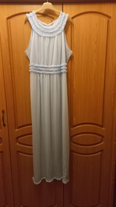 Ночная рубашка нежно голубого цвета.