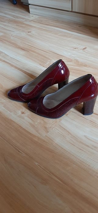 Дамски обувки от естествен лак