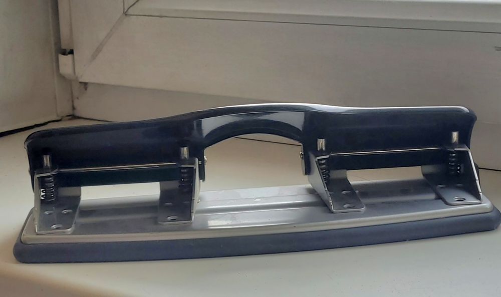 Продам дырокол б/у