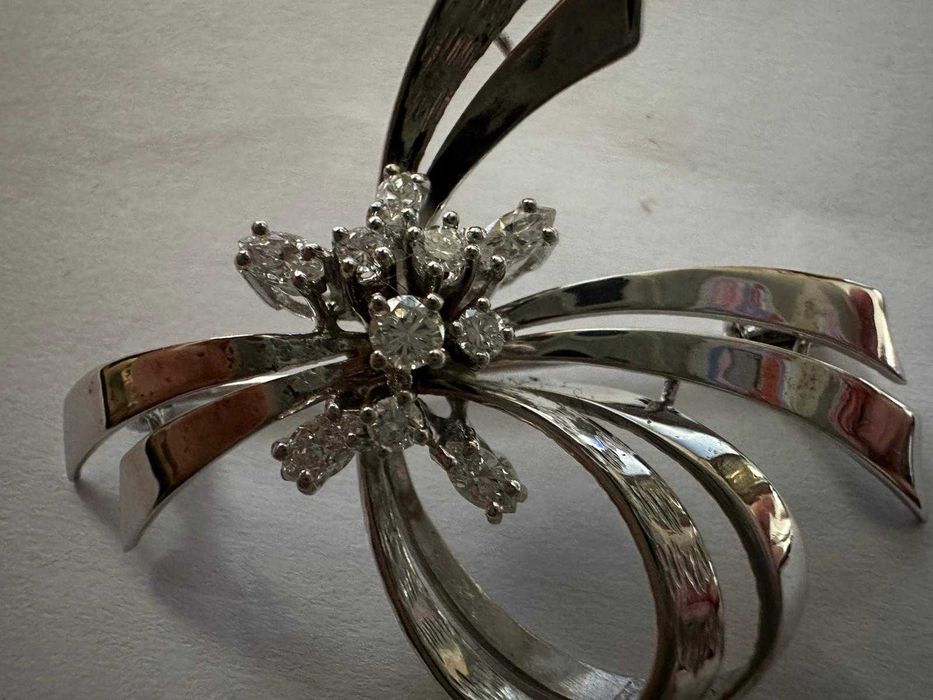 Broșă din aur alb, decorată cu diamante