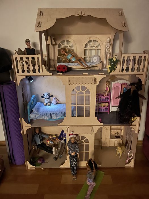 Деревянный домик для кукол