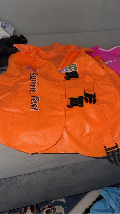 Продам жилет, шапку, купальник