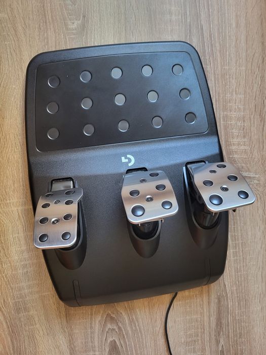 Volan  Logitech G923 RACING WHEEL AND PEDALS ps5