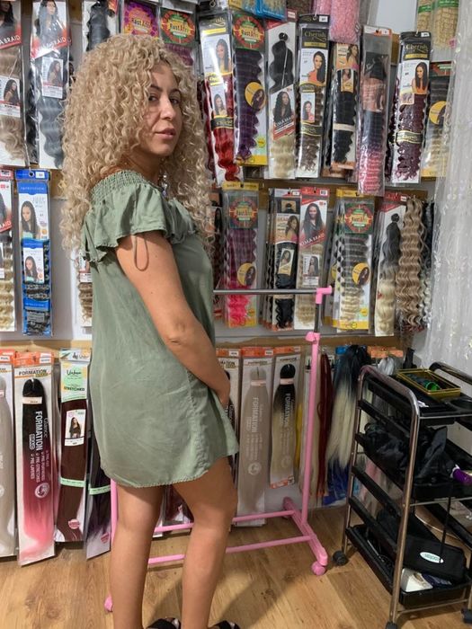 Aplicare extensii de păr Afro