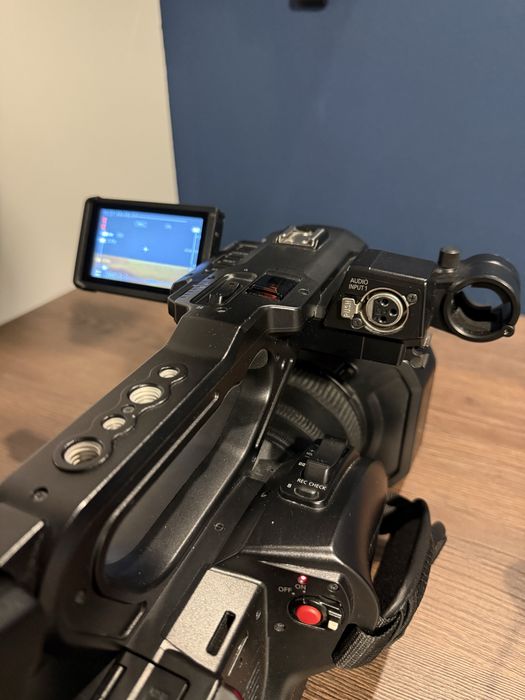 Vând cameră video Panasonic AG-UX90