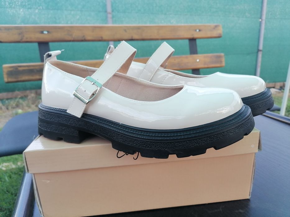 Много удобни бели лачени обувки