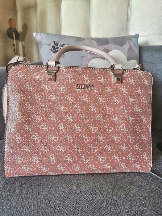 Чанта на Guess..