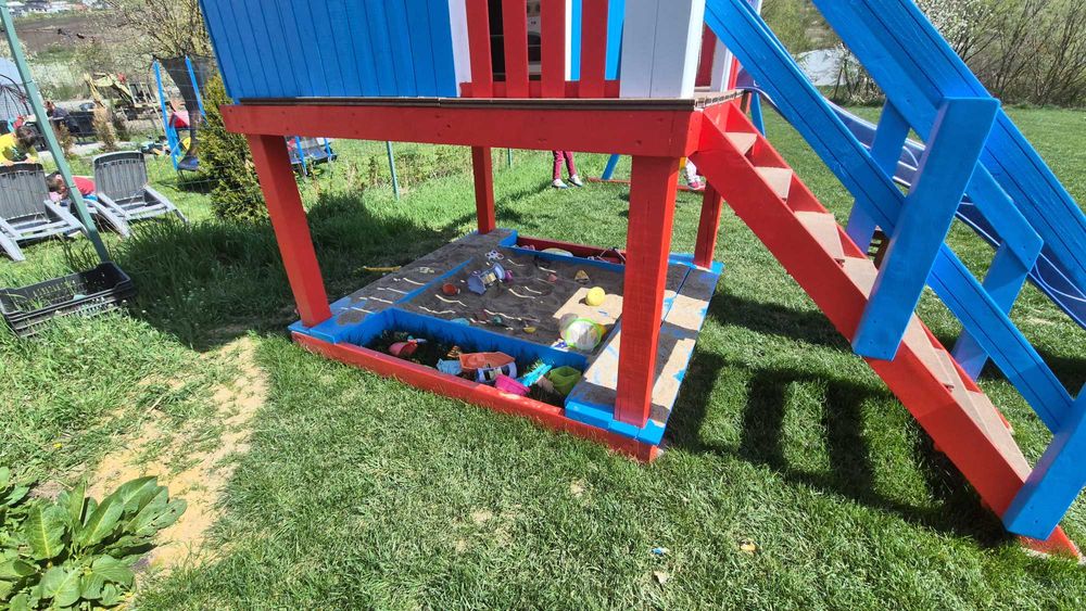 Complex de Joacă pentru Exterior – Căsuță, Tobogan, Leagăne și Nisipar