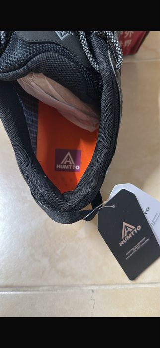 Кроссовки продаются