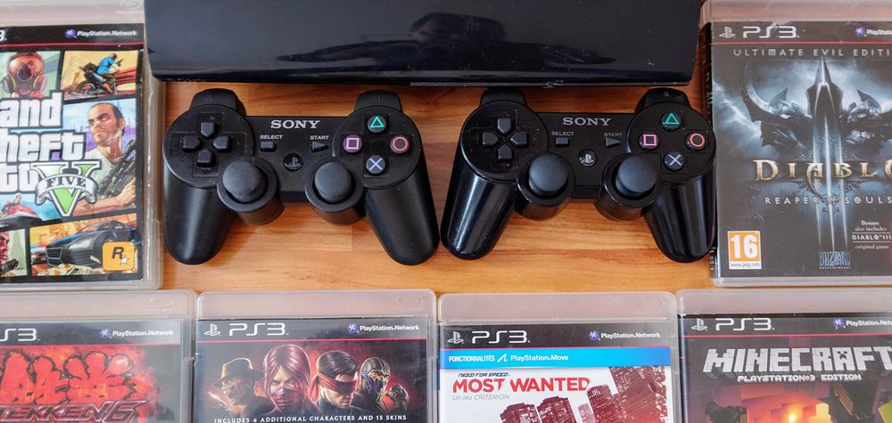 [ PS3 500GB > PlayStation 3 Super Slim с 2 джойстика и 40 игри