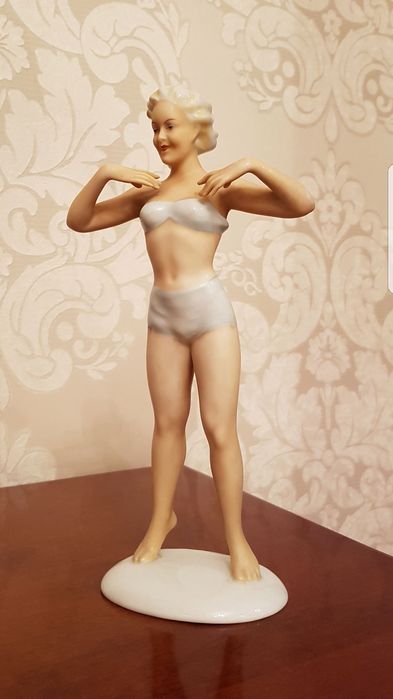 Немецкая статуэтка пляжницы