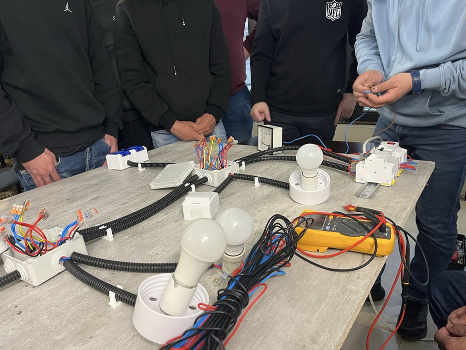 Electricieni autorizati  executam lucrari casnice si industriale
