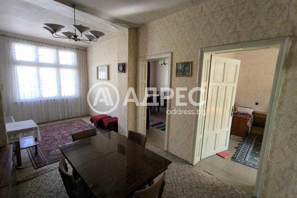 Продава се къща в кв. "Варош"