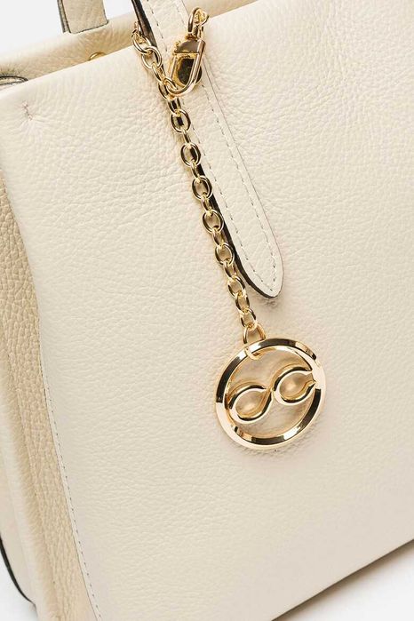 Chiara Canotti бежова чанта с релеф от естествена кожа.