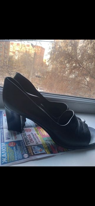 Продам кожаные босоножки 41р