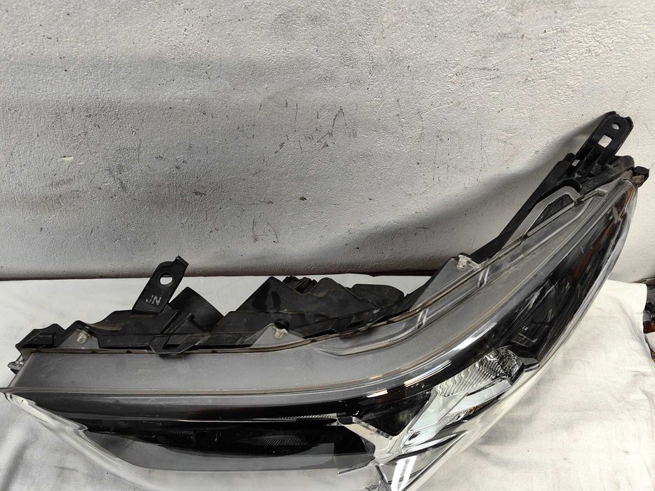 Оригинални  фарове Ляв Десен  Тойота  Toyota Hilux 2018