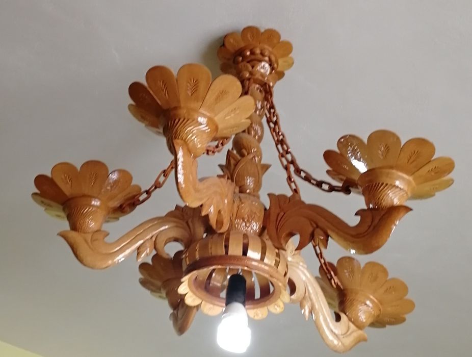 Candelabru, lustră mare din lemn sculptat
