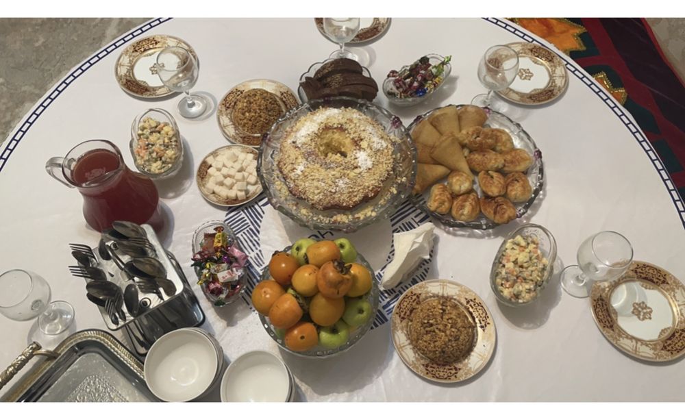 Домалақ ақ түсті жер стол