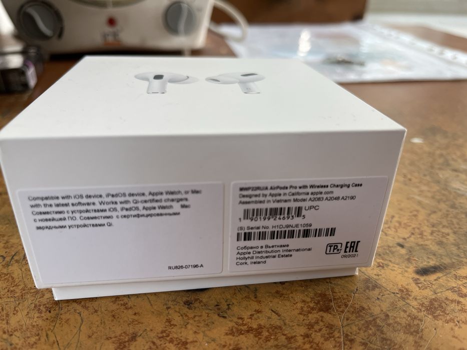 Продам Apple AirPods pro with Lightning/Wireless Charging белый